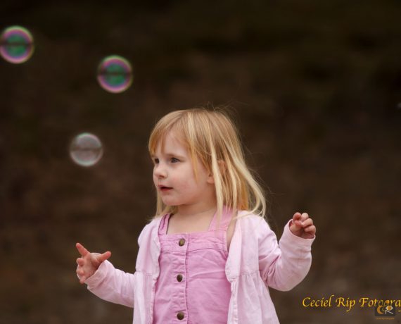 de band met je gezin fotoshoot, kinderfotografie, spontane fotografie, bellenblazen