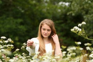 Fotoshoot tussen de bloemen, fluitenkruid, model tussen de bloemen, bloemen plukken, cecielripfotografie