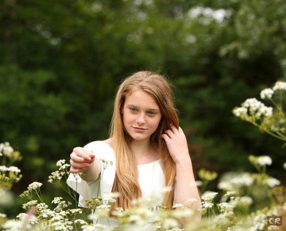 Fotoshoot tussen de bloemen, fluitenkruid, model tussen de bloemen, bloemen plukken, cecielripfotografie