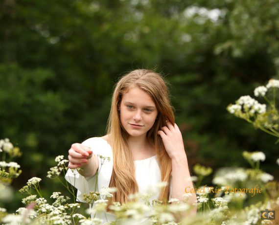 portretfotografie, bloemenveld, fotoshoot op buitenlocatie, cecielripfotografie