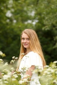 model in veldje fluitenkruid, veldje bloemen, cecielripfotografie