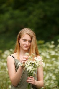 fotoshoot tussen de bloemen, fluitekruid, veldje bloemen, cecielripfotografie