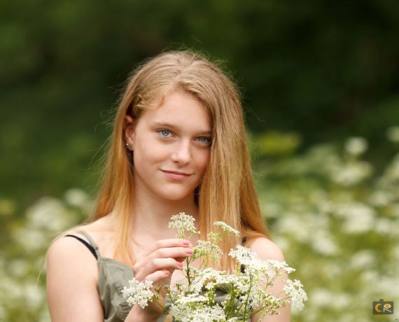 portretfotografie, bloemenveld, fotoshoot op buitenlocatie, cecielripfotografie