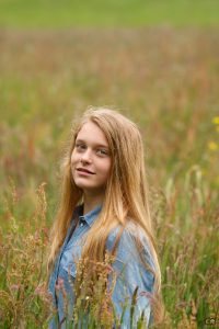 model in veldje bloemen, veldje grassen, kleurige grassen, cecielripfotografie