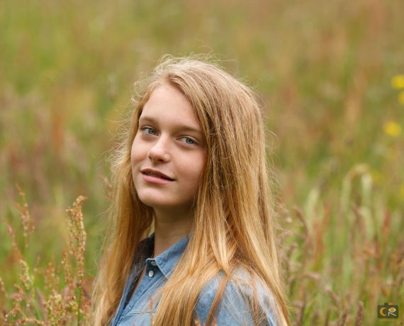 portretfotografie, bloemenveld, fotoshoot op buitenlocatie, cecielripfotografie