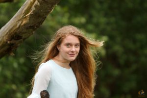 Fotoshoot tussen de bloemen, bomen klimmen, fotoshoot in de natuur, cecielripfotografie